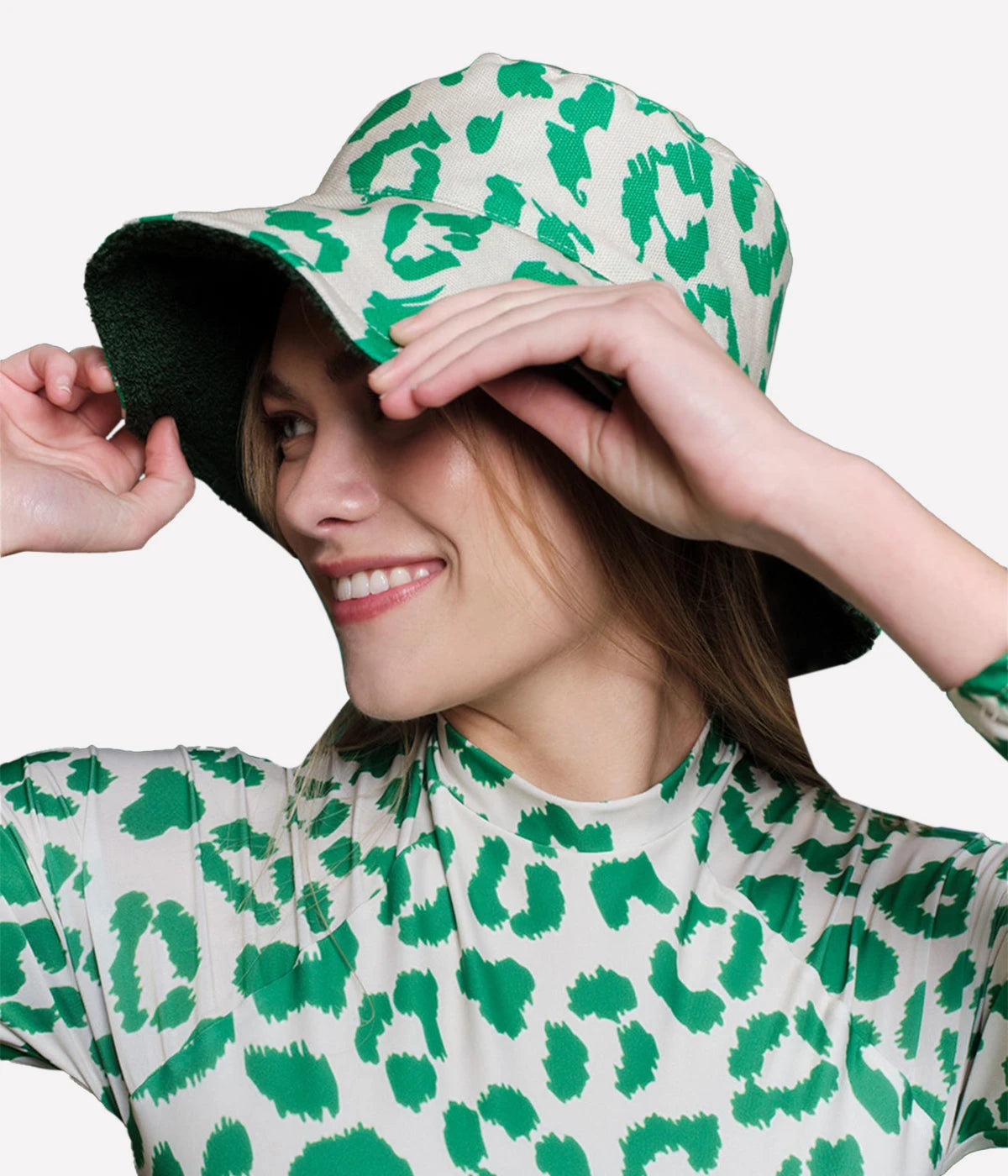  Double-sided bucket hat featuring a fluorescent jungle print on one side and absorbent cotton terry on the other, perfect for stylish beach days.