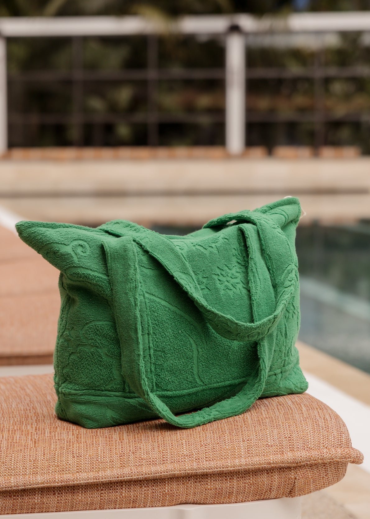 Beach Towel Shoulder Bag in Vert Mallorca